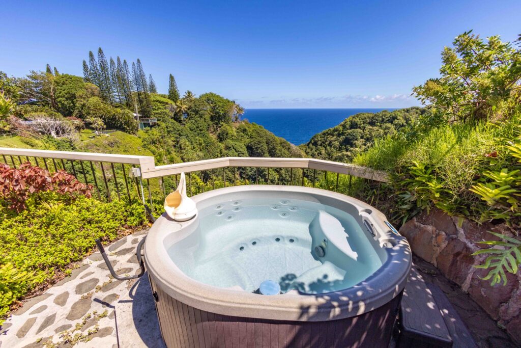 Waterfall House: Private hot tub overlooking the pacific ocean